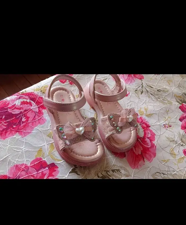 Sandalias rosadas para niña con detalles de perlas - 4