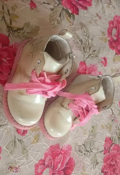 Botines de niña blancos con cordones rosados - miniatura 1