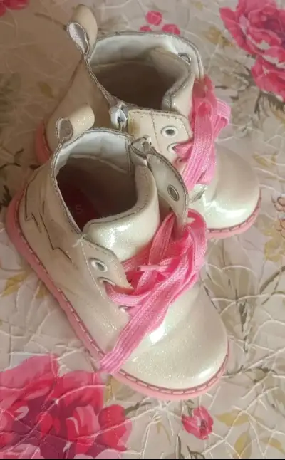 Botines de niña blancos con cordones rosados - miniatura 3