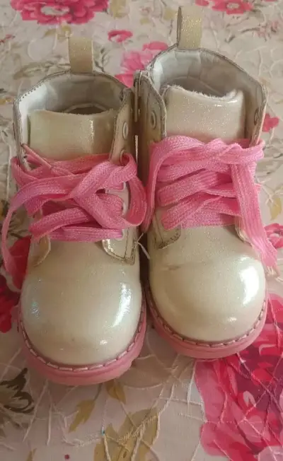 Botines de niña blancos con cordones rosados - miniatura 4