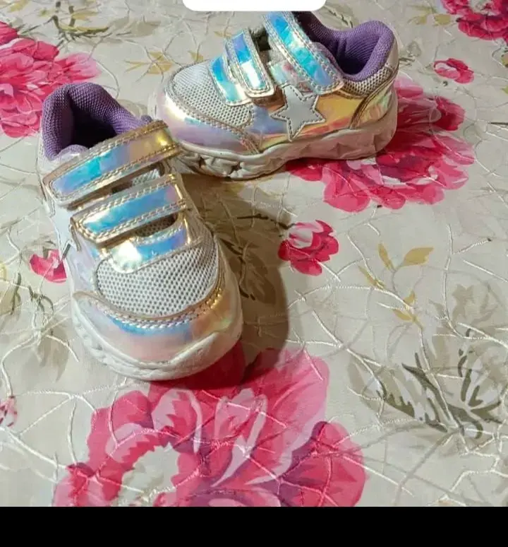 Zapatillas de bebé con diseño holográfico talla 20