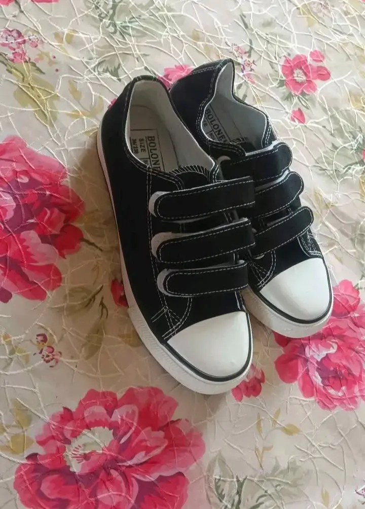 Zapatillas negras con velcro para niños t35 - 1