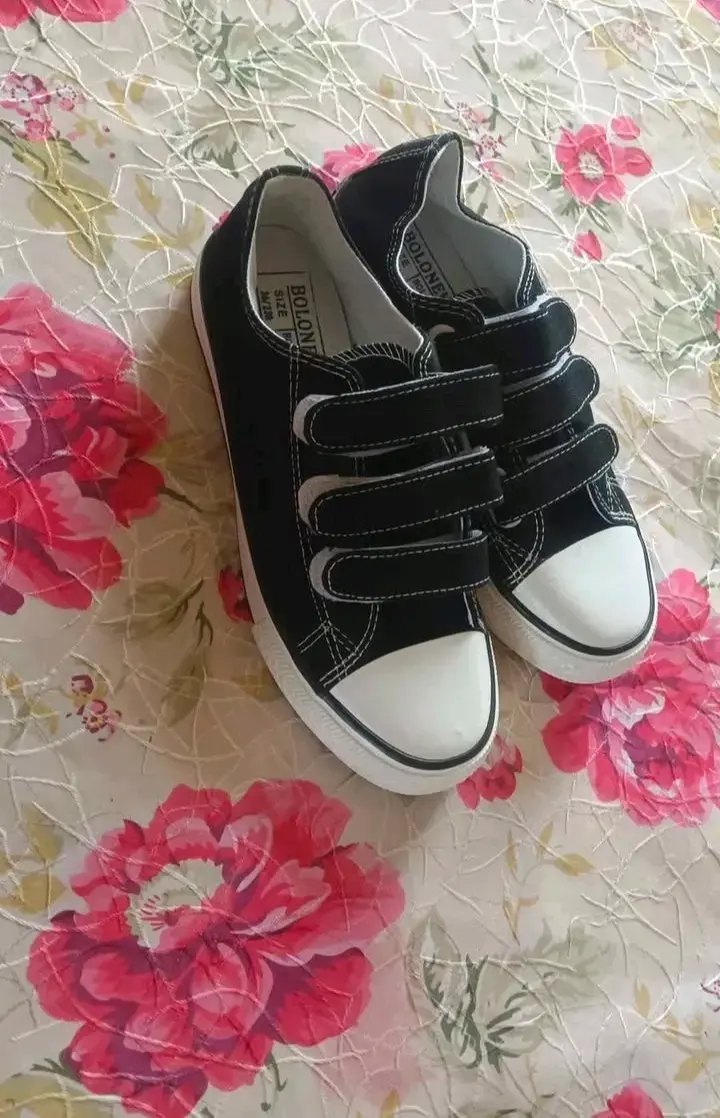 Zapatillas negras con velcro para niños t35 - 2
