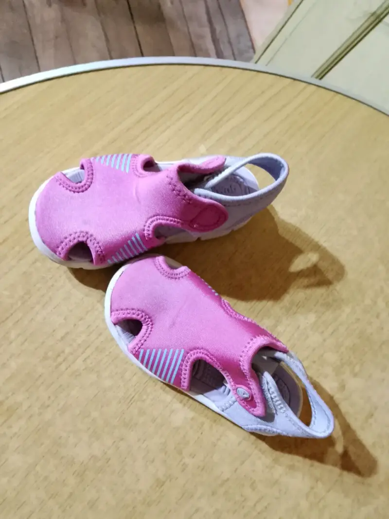 Sandalias rosadas para bebé con diseño cómodo t24