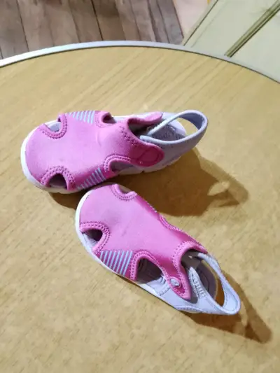 Sandalias rosadas para bebé con diseño cómodo t24 - miniatura 1