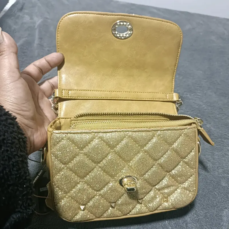 Cartera dorada con cadena Gino Rodinis - 5
