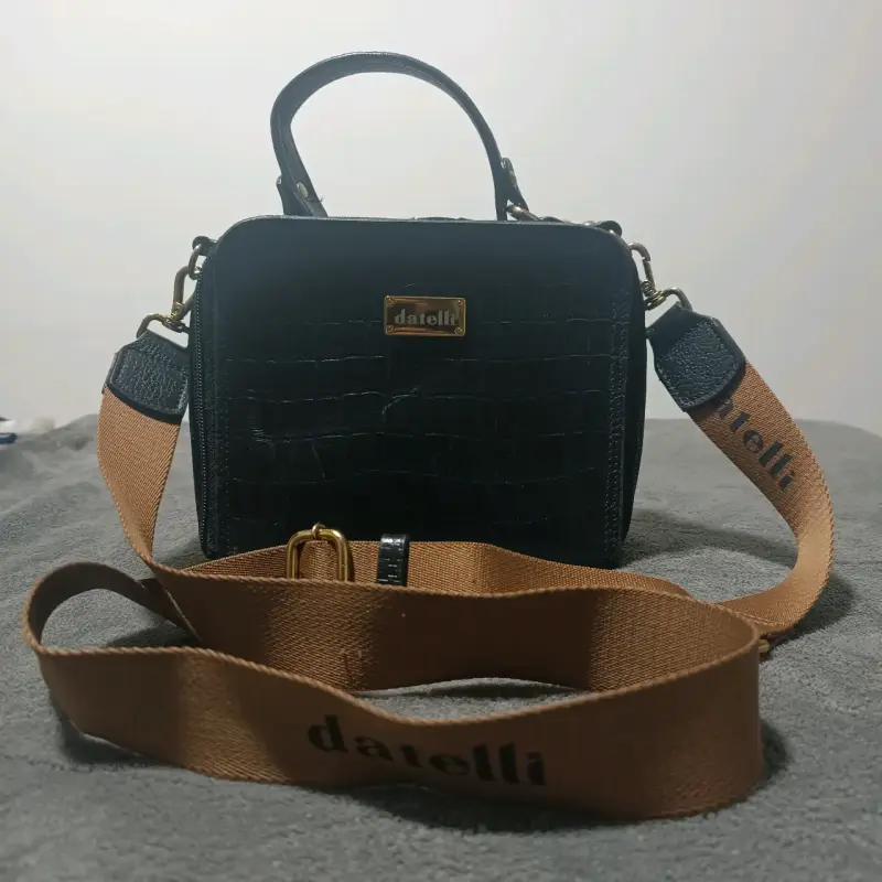 Cartera negra de cuero Datelli con correa ajustable