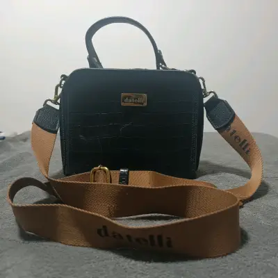 Cartera negra de cuero Datelli con correa ajustable - miniatura 1