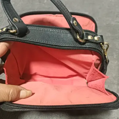 Cartera negra de cuero Datelli con correa ajustable - miniatura 4
