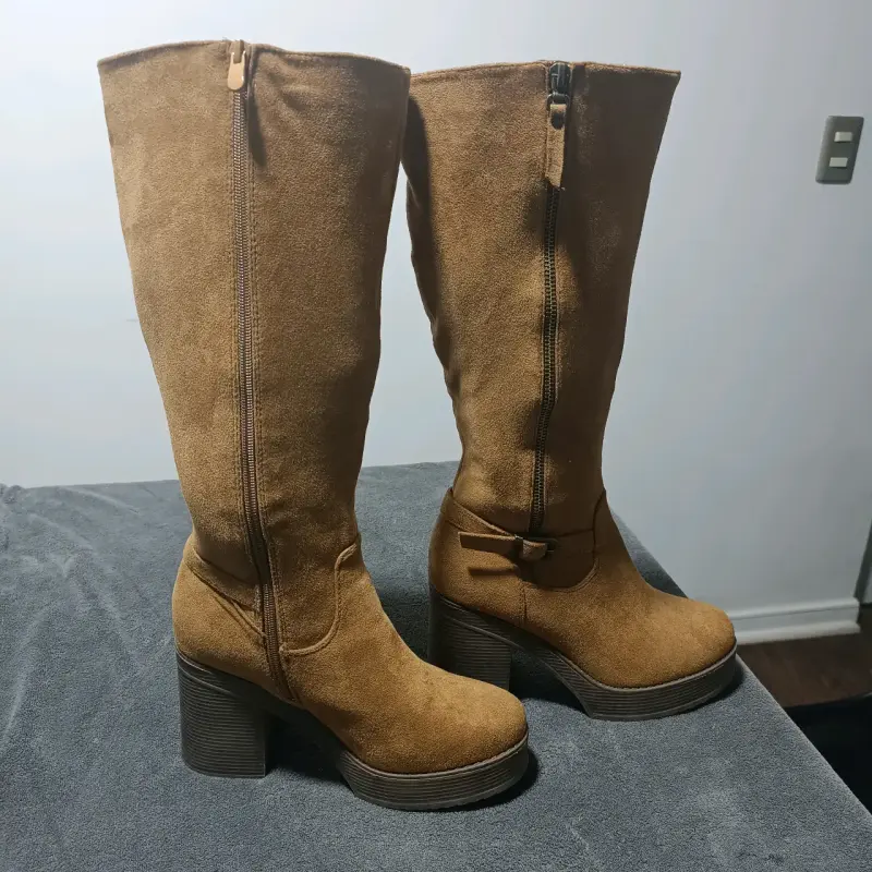 Botas de gamuza marrón con tacón alto