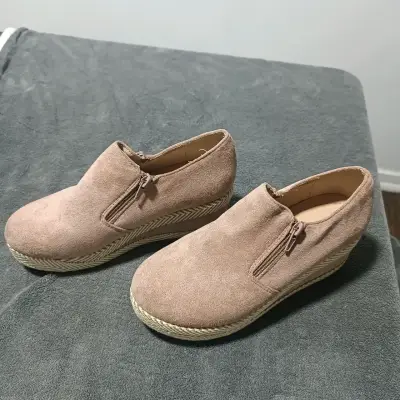Zapatos de plataforma beige con cierre lateral - miniatura 1
