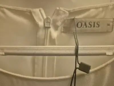 Polera Oasis nueva con etiqueta y perlitas. - miniatura 3