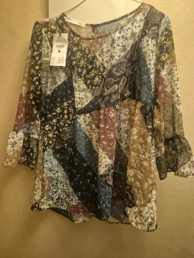Vendo polera marca Sfera, nueva con etiqueta - miniatura 2