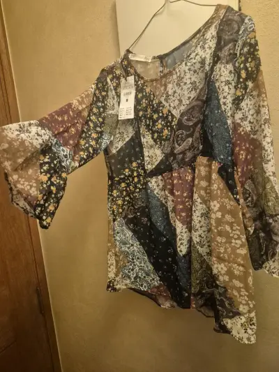 Vendo polera marca Sfera, nueva con etiqueta - miniatura 3