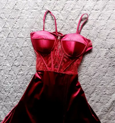 Vestido largo rojo con encaje y tirantes/ 1 uso. - miniatura 1