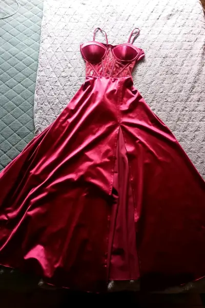 Vestido largo rojo con encaje y tirantes/ 1 uso. - miniatura 2