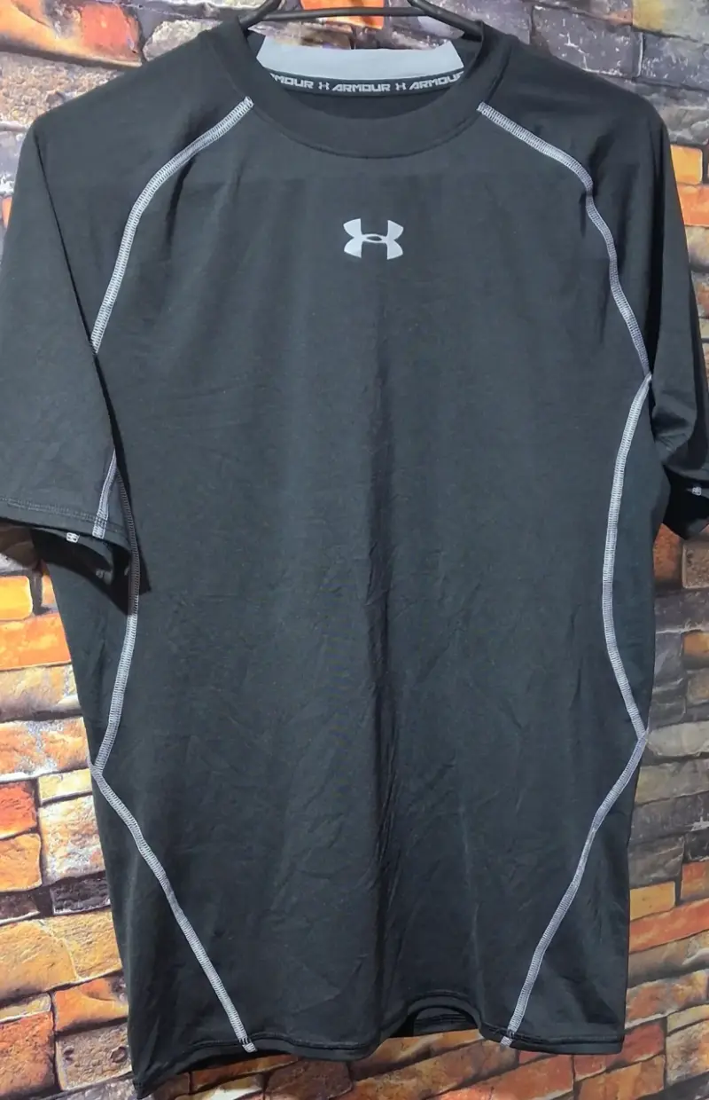Polera deportiva negra Under Armour para hombre - 4