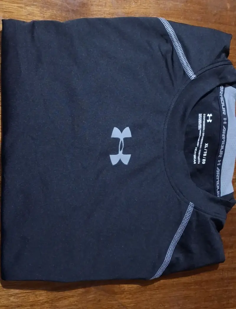 Polera deportiva negra Under Armour para hombre - 5