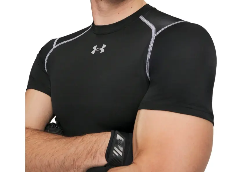 Polera deportiva negra Under Armour para hombre - 6