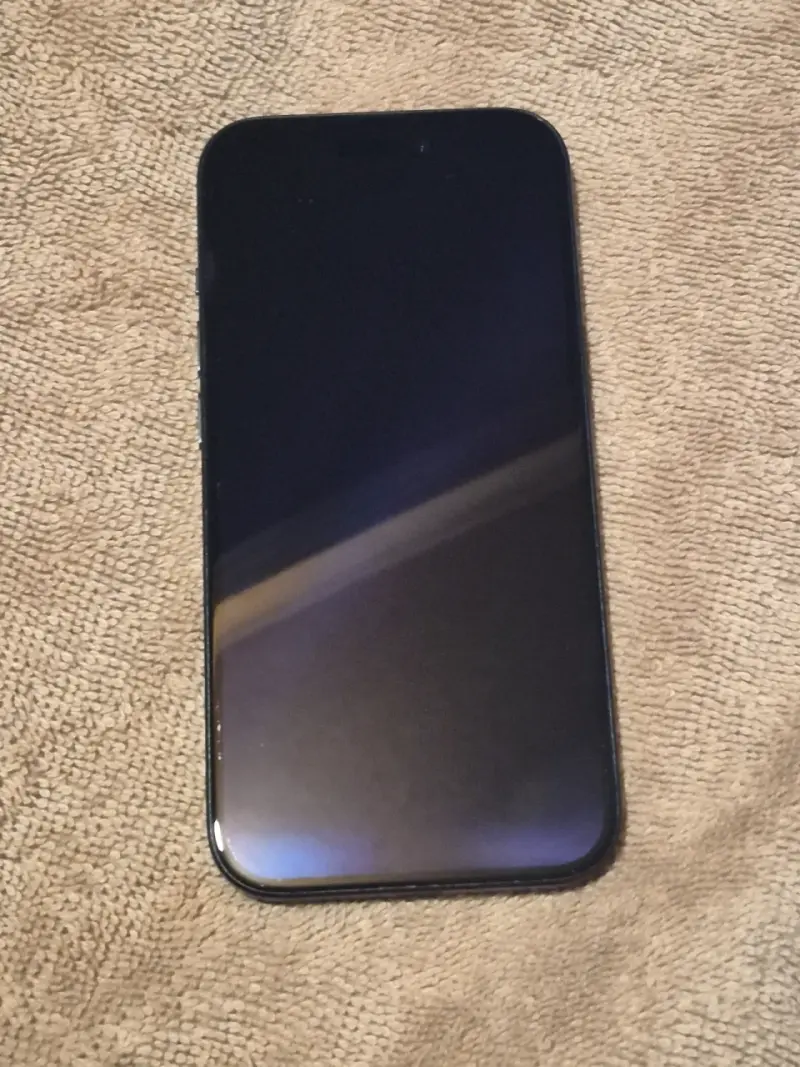 iPhone 15 en buen estado con batería al 88%