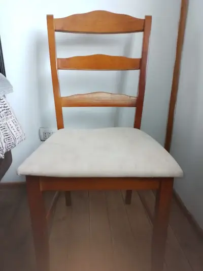Silla de madera con asiento acolchado beige - miniatura 1