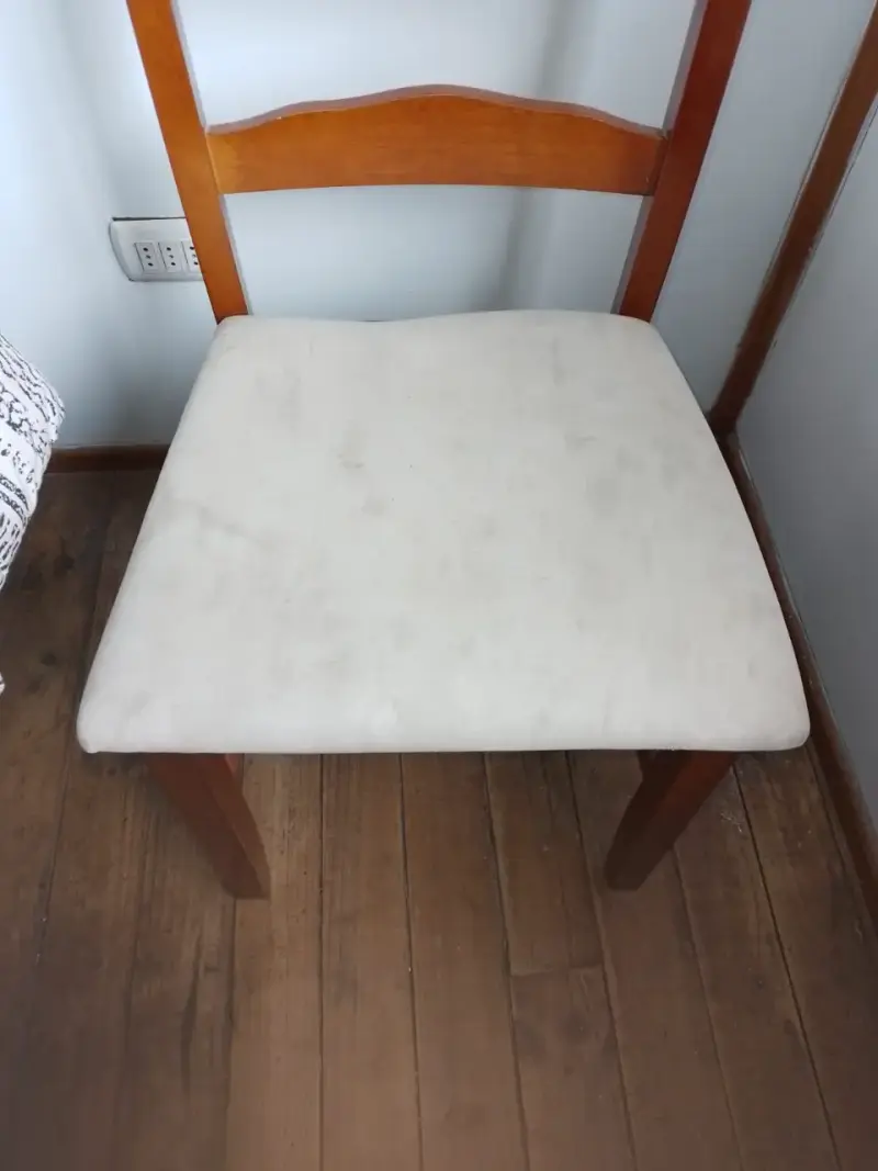 Silla de madera con asiento acolchado beige - 2