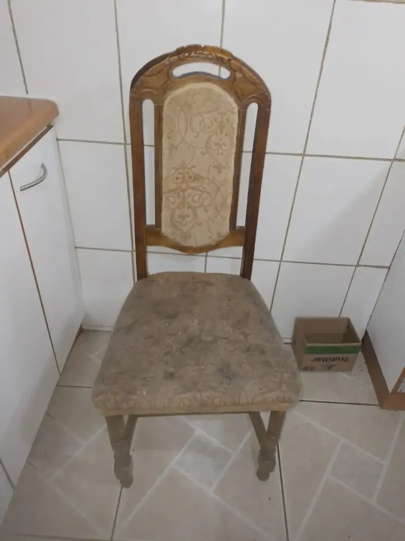 Silla de madera con tapiz desgastado - 2