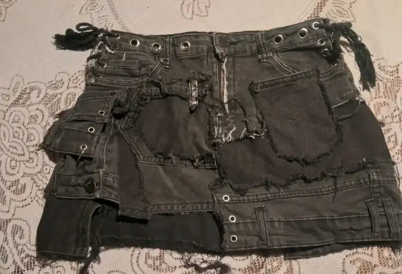 Falda de mezclilla negra con diseño desgastado - 2