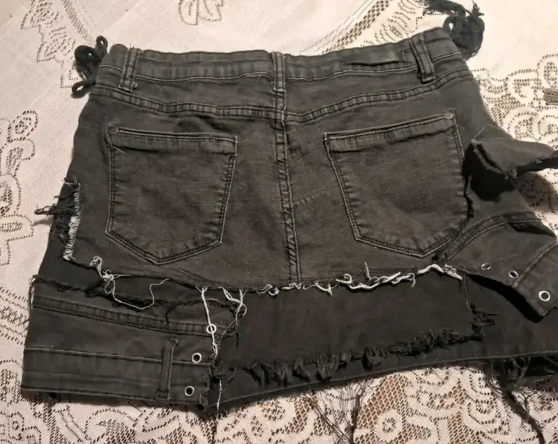 Falda de mezclilla negra con diseño desgastado - 3