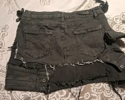 Falda de mezclilla negra con diseño desgastado - miniatura 3