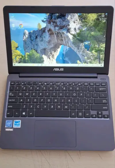 Notebook ASUS compacto con Intel Inside - miniatura 1