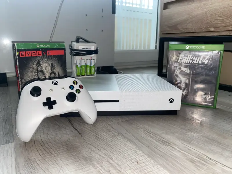 Consola Xbox One S con juegos y control y cables