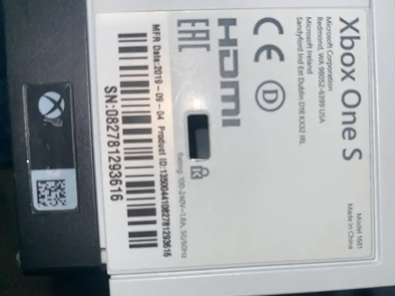 Consola Xbox One S con juegos y control y cables - 3