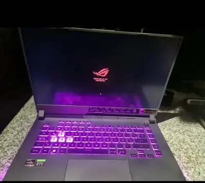 Laptop ASUS ROG  gaming con teclado retroiluminado - miniatura 3
