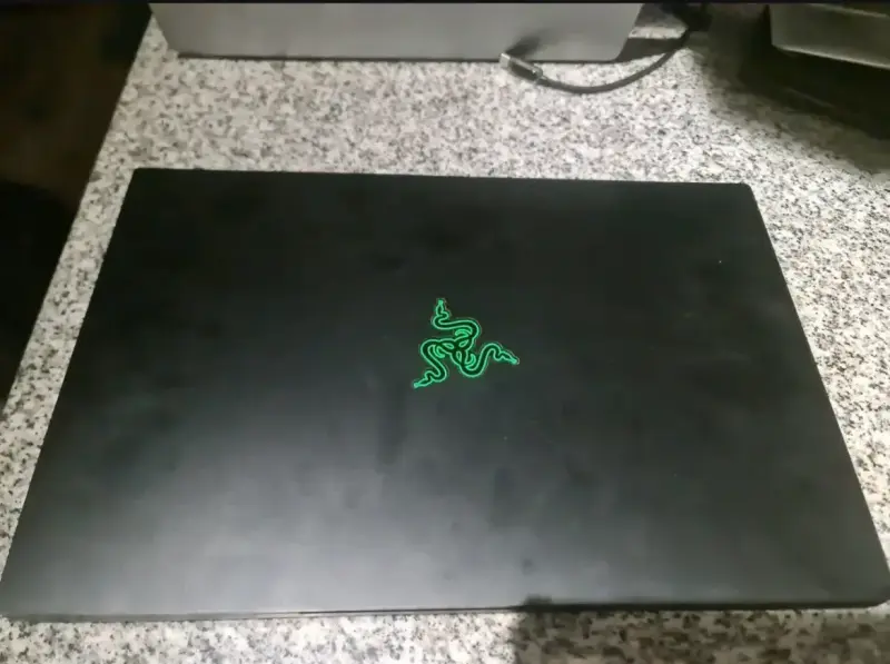 Laptop Razer con retroiluminación verde