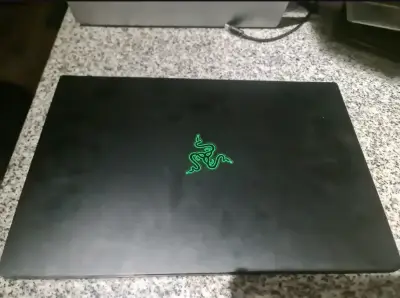Laptop Razer con retroiluminación verde - miniatura 1