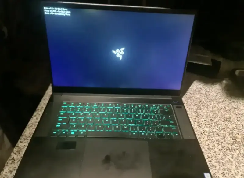 Laptop Razer con retroiluminación verde - 2