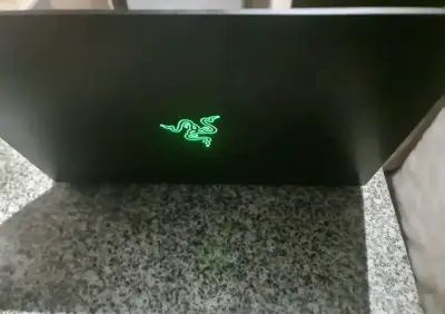 Laptop Razer con retroiluminación verde - miniatura 3