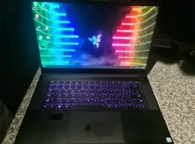 Laptop Razer con retroiluminación verde - miniatura 5