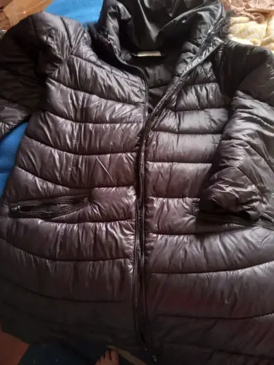 Chaqueta acolchada negra con capucha - miniatura 1