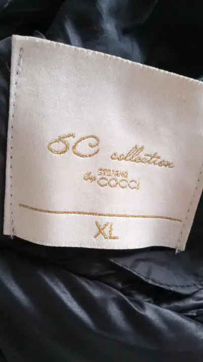 Chaqueta acolchada negra con capucha - miniatura 2
