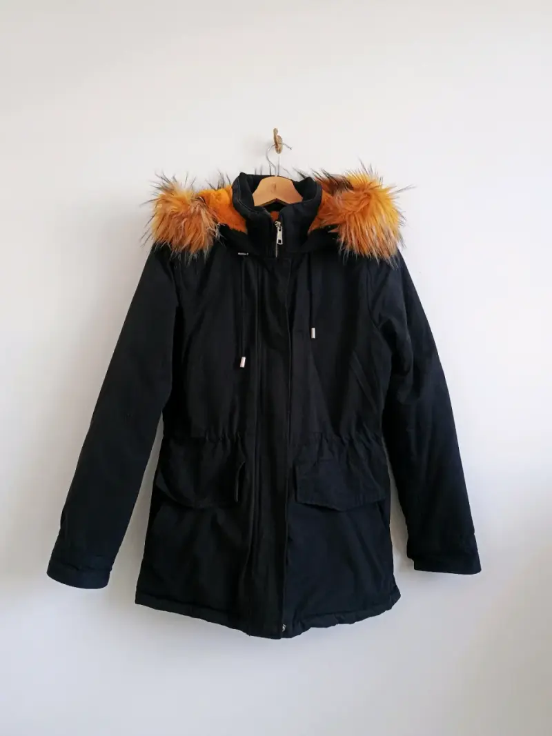 Parka negra con capucha de piel sintética
