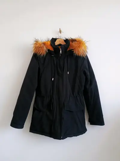 Parka negra con capucha de piel sintética - miniatura 1