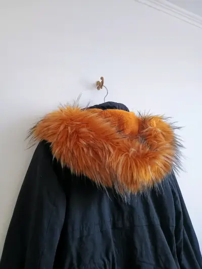 Parka negra con capucha de piel sintética - miniatura 2