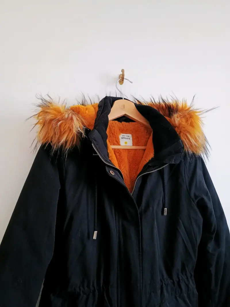 Parka negra con capucha de piel sintética - 3