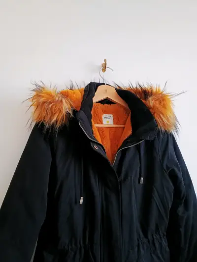Parka negra con capucha de piel sintética - miniatura 3