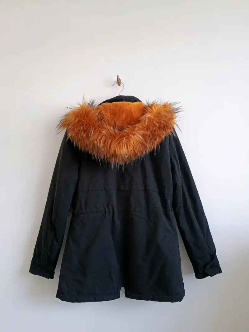 Parka negra con capucha de piel sintética - 4