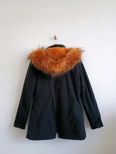 Parka negra con capucha de piel sintética - miniatura 4