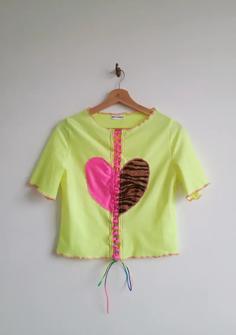 Polera corta amarilla con diseño de corazones - 1