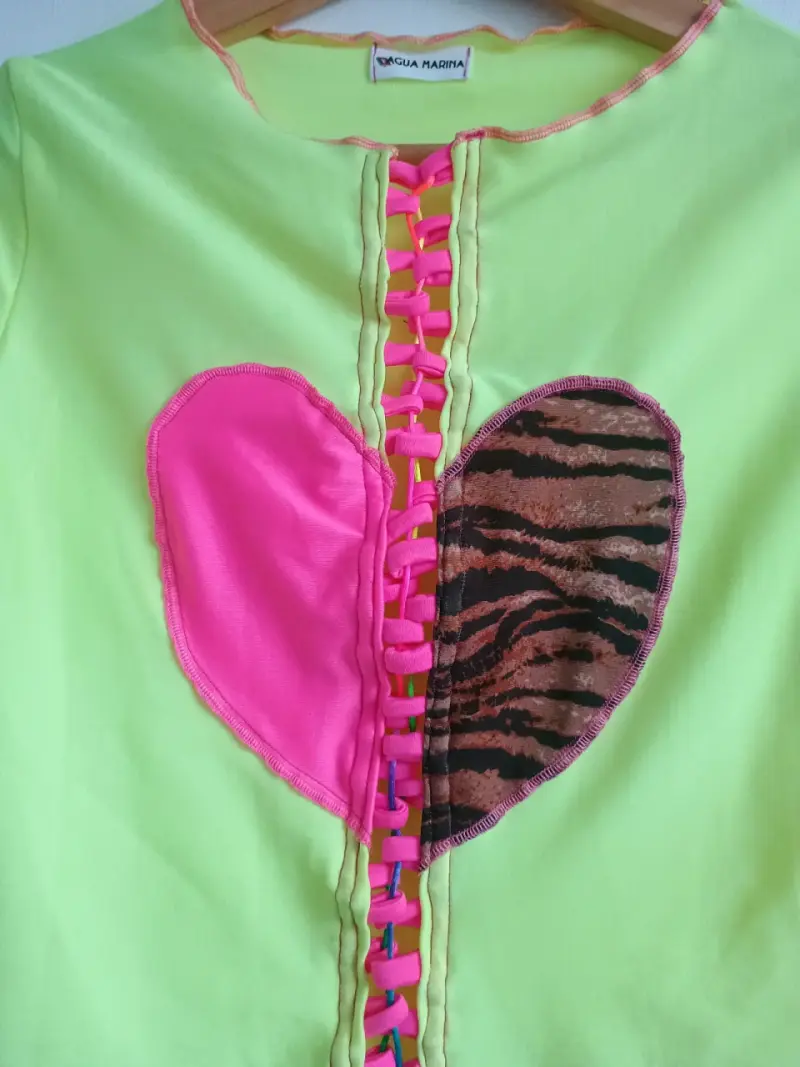 Polera corta amarilla con diseño de corazones - 2